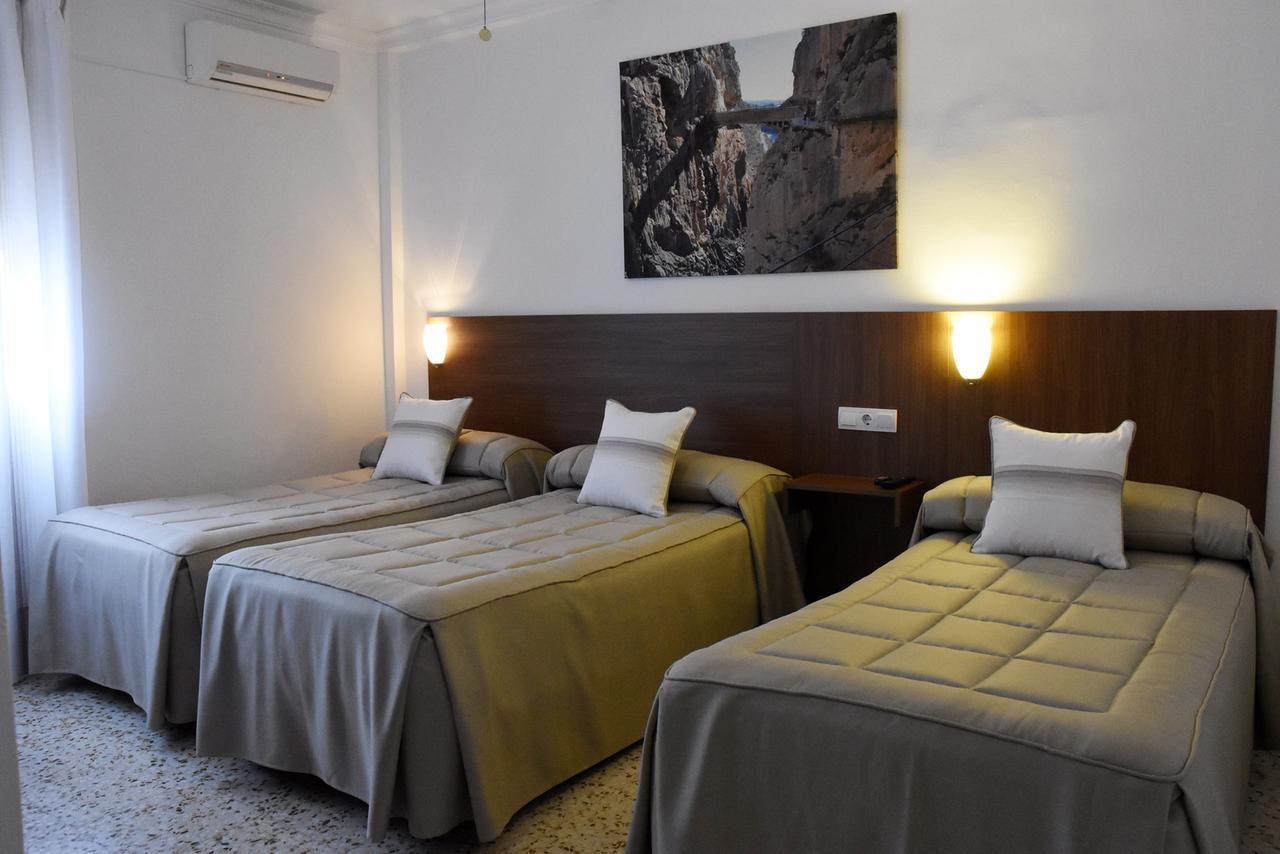 Hostal Restaurante El Cruce Ardales Dış mekan fotoğraf